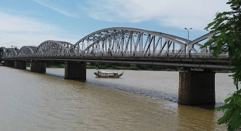 Hue au Vietnam va restaurer les couloirs sur le pont Trang Tien